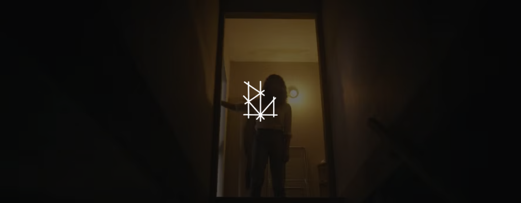 Descubra como o uso do silêncio para gerar terror psicológico cria medo profundo, tensão e desconforto nas entrelinhas do horror.