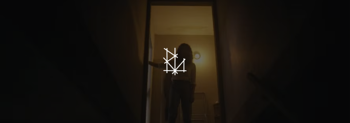 Descubra como o uso do silêncio para gerar terror psicológico cria medo profundo, tensão e desconforto nas entrelinhas do horror.